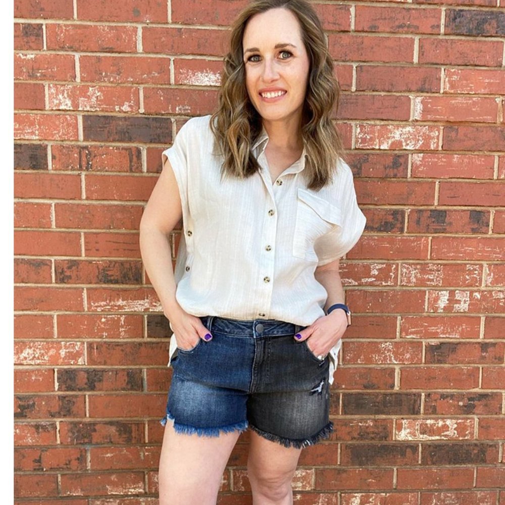 CABI 5987 Colorblock Distressed Raw Hem Park Short Spring 2021 Size 8 EUC